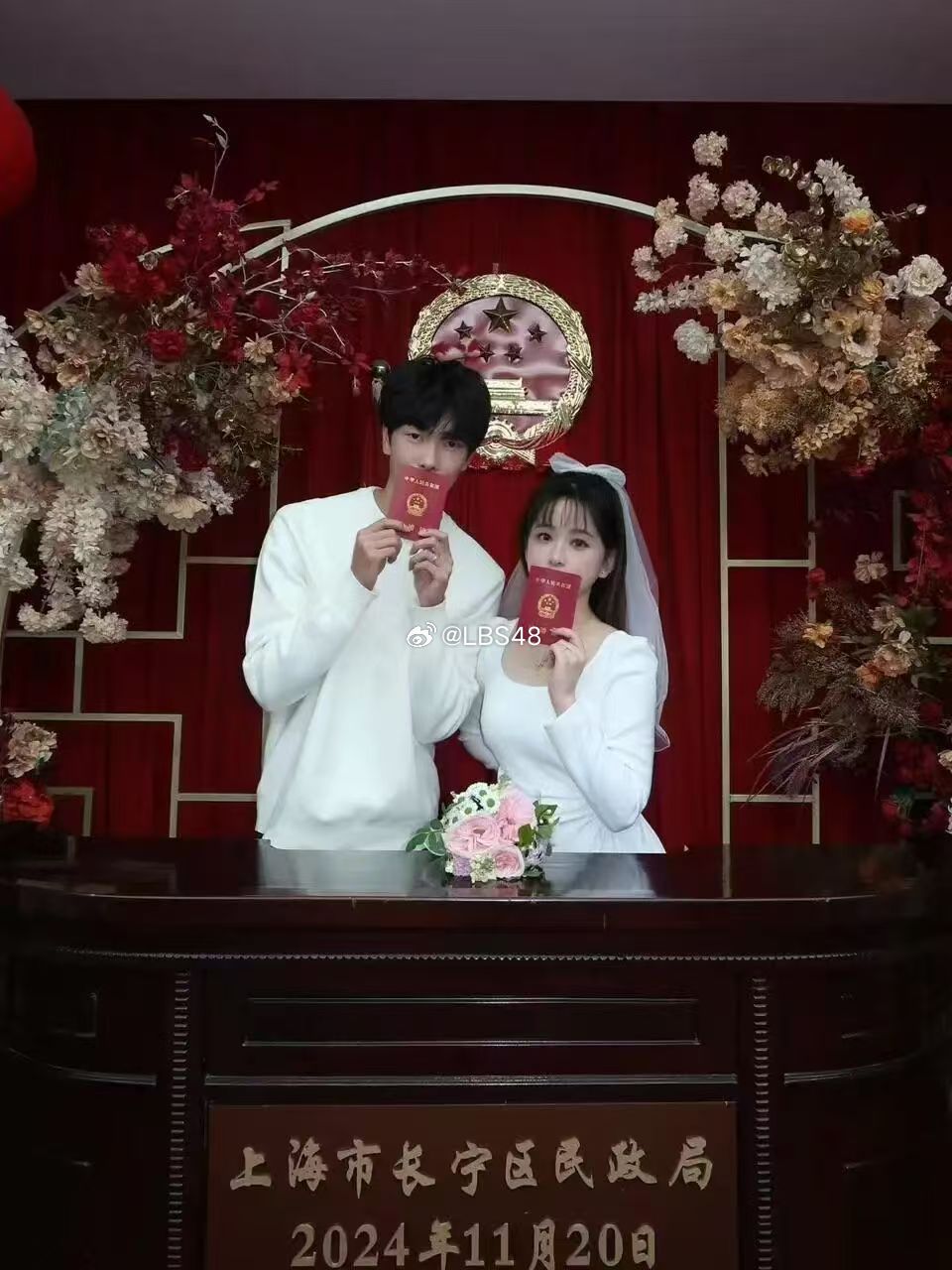 恭喜！申花小將朱啟文與前SNH48成員陳音領(lǐng)取結(jié)婚證