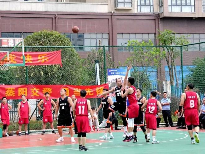 北京時間5月27日，達拉斯獨行俠以116-107戰(zhàn)勝了明尼蘇達森林狼。據(jù)美國媒體BasketballForever揭露，在交易截止日前，庫茲馬曾拒絕了加盟獨行俠的機會，認為獨行俠并非真正的競爭者。然而現(xiàn)在情況卻諷刺性地反轉(zhuǎn)，獨行俠僅差一場勝利就可以進入總決賽。