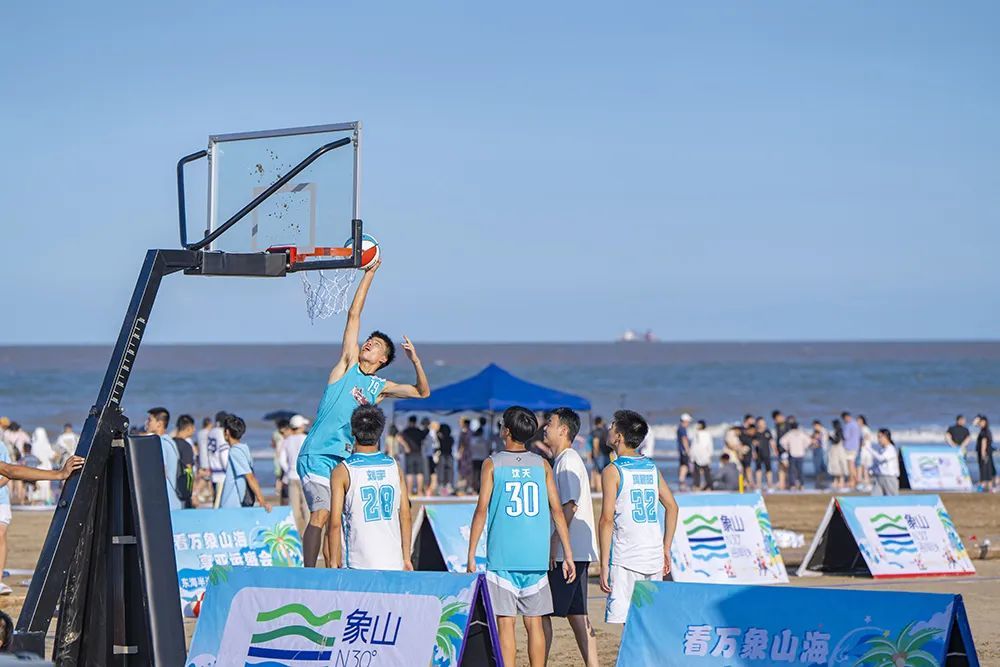 新賽季的NBA常規(guī)賽，快船在保羅出走后，在被看衰的情況下一度占據(jù)西部榜首位置，但是現(xiàn)在的快船已經(jīng)遭遇了8連敗，淪落到了西部倒數(shù)第三的位置。不斷的輸球也讓快船隊(duì)的內(nèi)部出現(xiàn)了分歧，就在輸給騎士之后，球隊(duì)的核心中鋒小喬丹與主帥里弗斯爆發(fā)了激烈的沖突，之所以小喬丹會(huì)如此的不滿和憤怒，完全就是因?yàn)樽约涸谇蜿?duì)沒有地位。